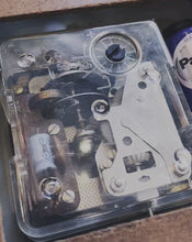 將影片載入圖庫檢視器並播放，日本製 70s Citizen Space Age 機械電子時鐘
