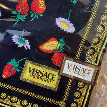 將圖片載入圖庫檢視器 日本製 VERSACE 草莓黑色領巾
